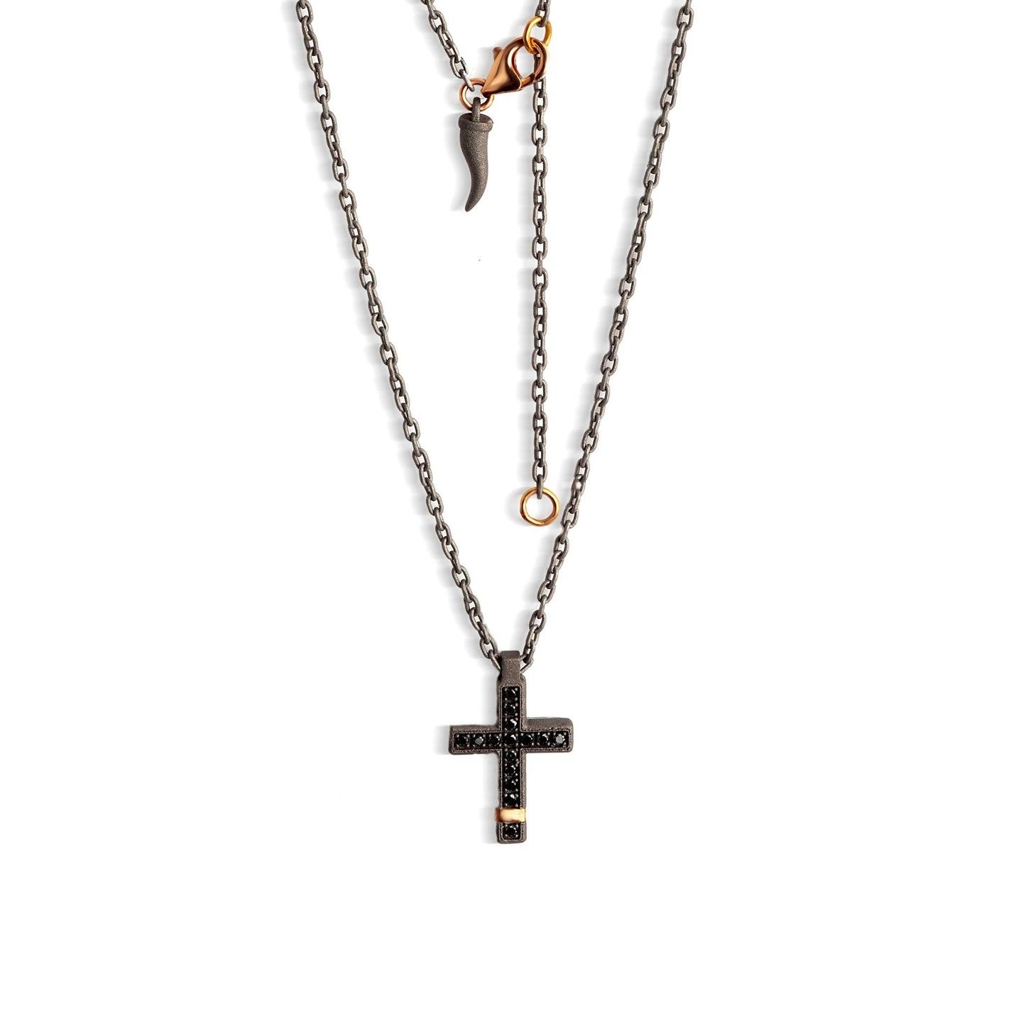 Mano J COLLANA CON CROCE MEDIA IN TITANIO, ORO ROSSO 18 KT, ORO ROSSO 9 KT E DIAMANTI BLACK