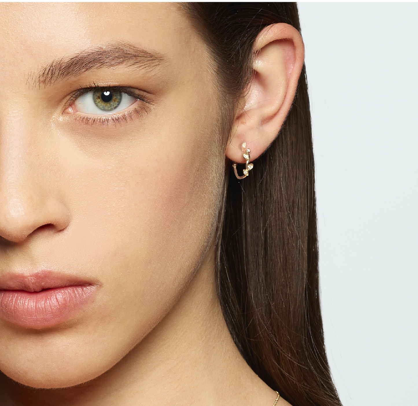 Marco Gerbella orecchini Flora ad anello con foglie e diamanti